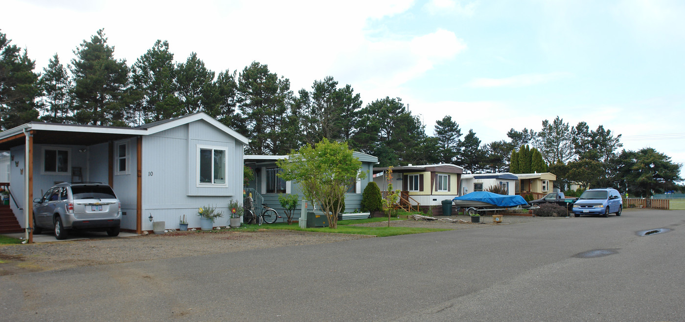 1699 27th St in Florence, OR - Building Photo