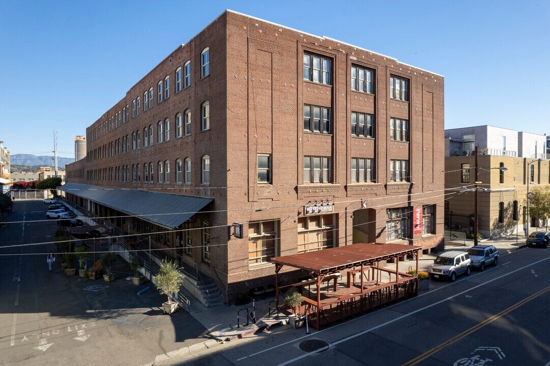 923 E 3rd St in Los Angeles, CA - Building Photo