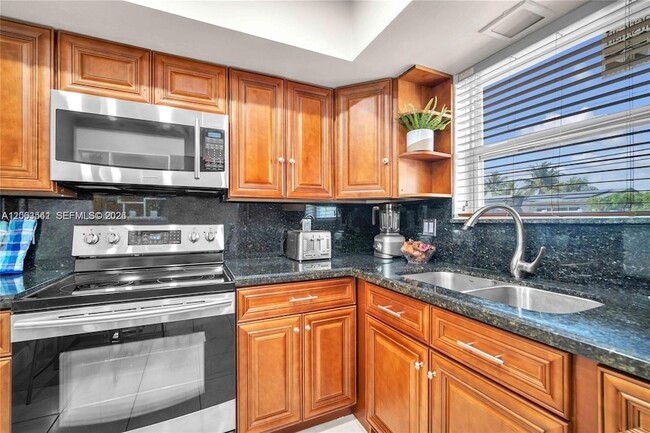 2825 SW 5th St in Fort Lauderdale, FL - Foto de edificio - Building Photo