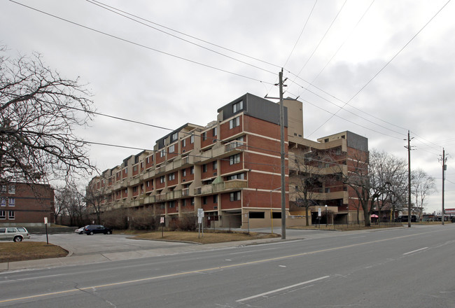 665 Kennedy Rd in Toronto, ON - Building Photo - Building Photo