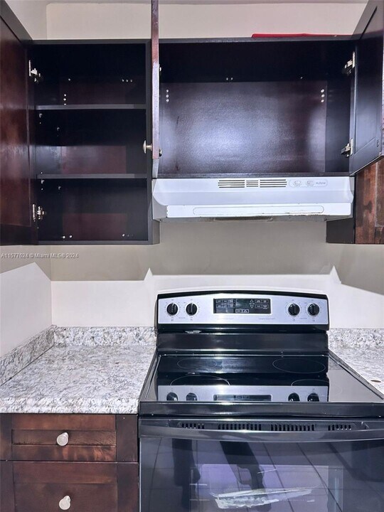 15600 NW 7th Ave, Unit 517 in Miami, FL - Building Photo