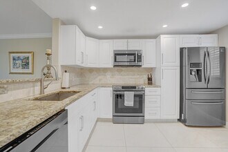 250 John F Kennedy Dr in Atlantis, FL - Building Photo - Building Photo