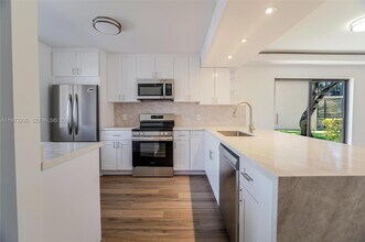 370 Racquet Club Rd in Weston, FL - Building Photo - Building Photo