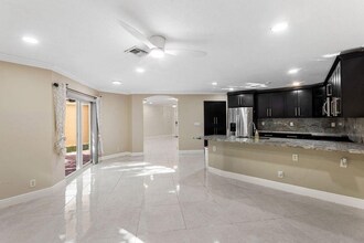 6384 Adriatic Way in Greenacres, FL - Foto de edificio - Building Photo