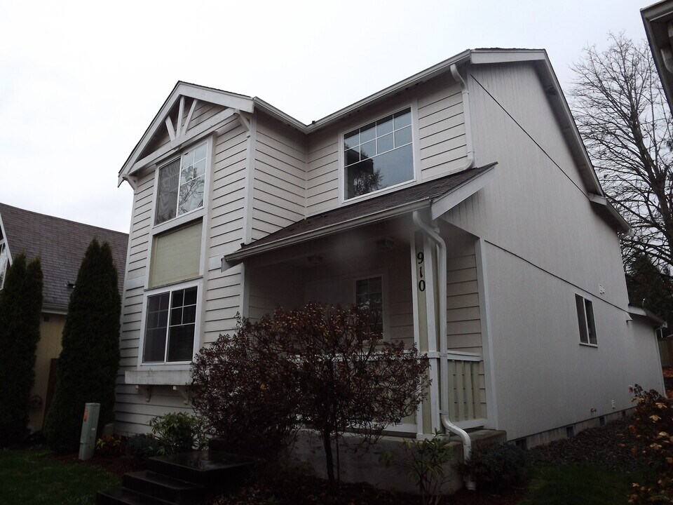 910 27th Ave SE in Puyallup, WA - Building Photo