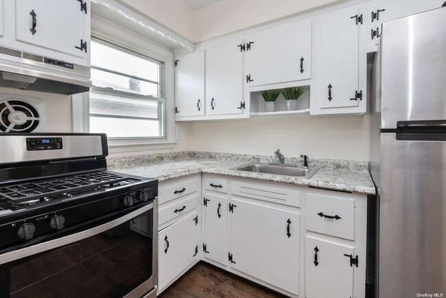 176 Nassau Blvd in Garden City, NY - Building Photo - Building Photo