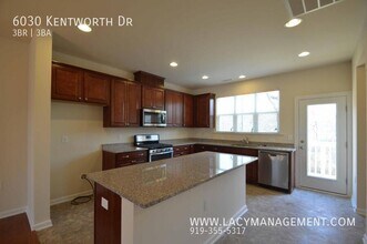 6030 Kentworth Dr in Holly Springs, NC - Foto de edificio - Building Photo