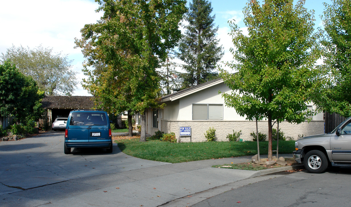 2547 Julie Ct in Santa Rosa, CA - Building Photo