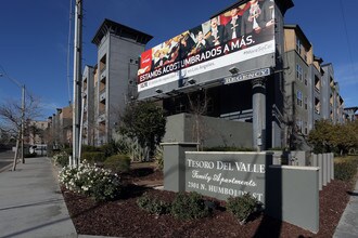 Tesoro Del Valle in Los Angeles, CA - Foto de edificio - Building Photo