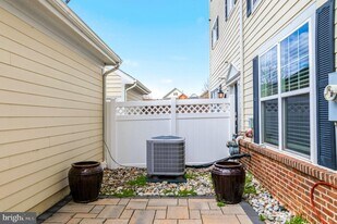 612 Marina Landing Ln in Woodbridge, VA - Building Photo