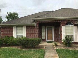 2922 Russett Pl W in Pearland, TX - Building Photo