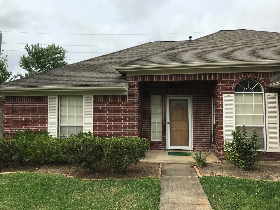 2922 Russett Pl W in Pearland, TX - Building Photo