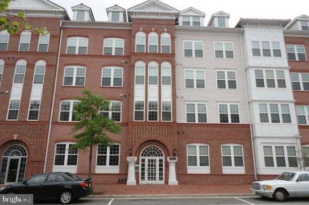 4950 Brenman Park Dr in Alexandria, VA - Building Photo