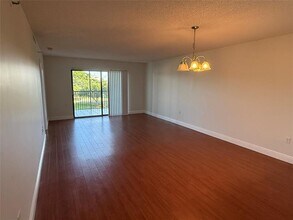 2334 S Cypress Bend Dr in Pompano Beach, FL - Building Photo - Building Photo