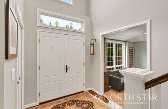 5698 La Mesa Ct in Lake Oswego, OR - Foto de edificio - Building Photo