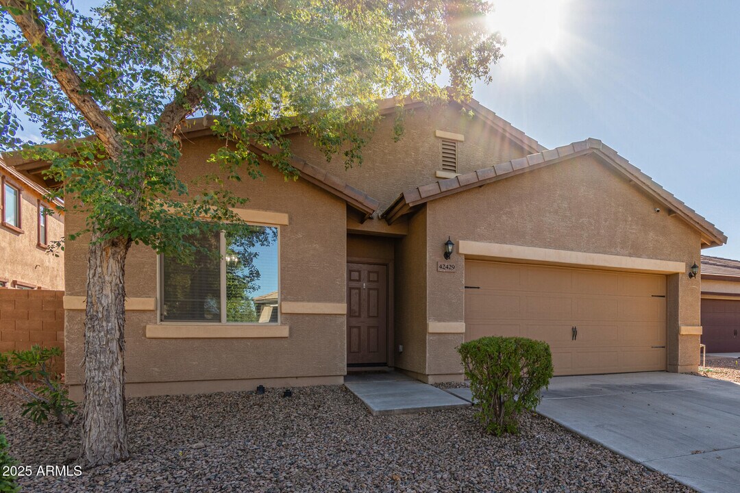 42429 Sussex Rd in Maricopa, AZ - Building Photo