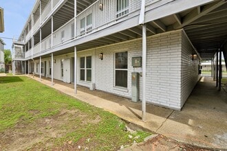 The Leonne in Metairie, LA - Building Photo - Building Photo