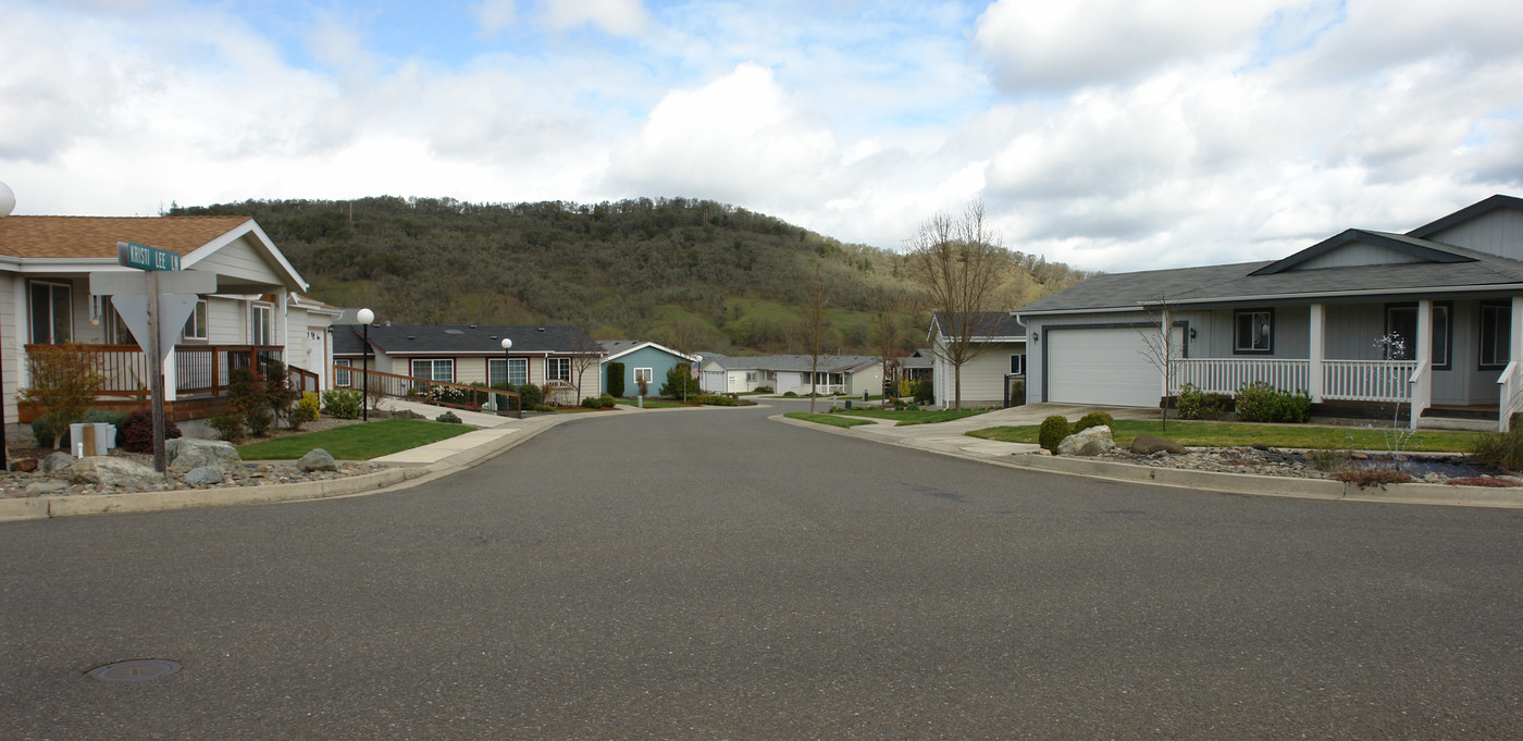 Littlebrook Manufactured Home Park in Roseburg, OR - Building Photo