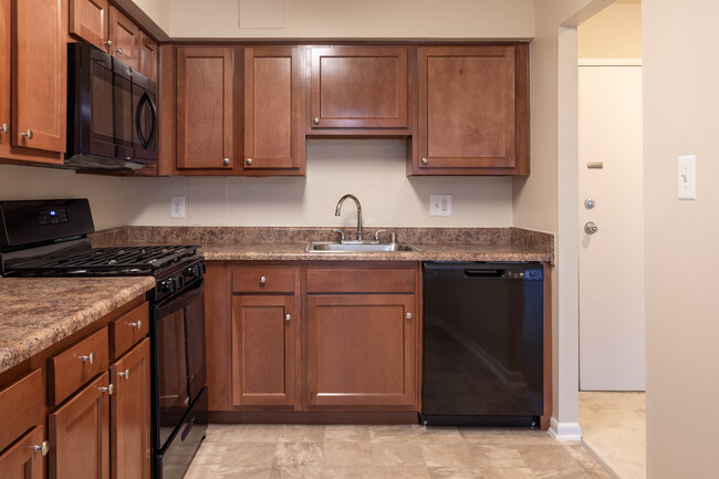 Lambeth House Apartments in Towson, MD - Building Photo - Interior Photo