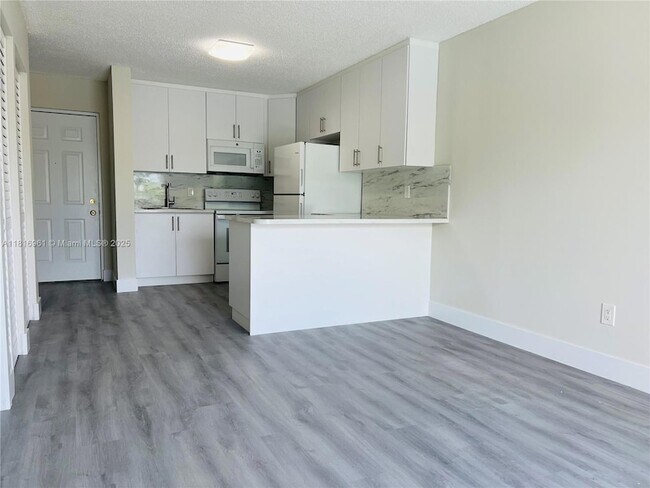 8200 SW 210th St, Unit 106 in Cutler Bay, FL - Building Photo - Building Photo