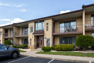 Doral Condo Clubhouse in Philadelphia, PA - Foto de edificio - Building Photo