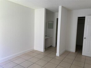 4453 Treehouse Ln in Tamarac, FL - Building Photo - Building Photo