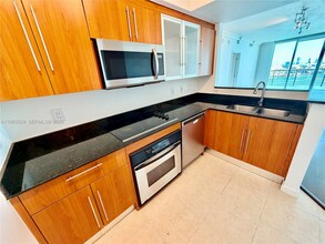 335 S Biscayne Blvd, Unit 2512 in Miami, FL - Building Photo - Building Photo