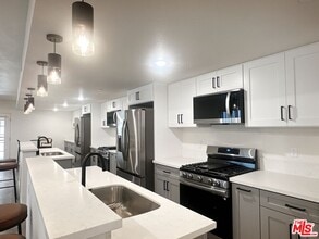 1312 Mariposa Ave in Los Angeles, CA - Foto de edificio - Building Photo