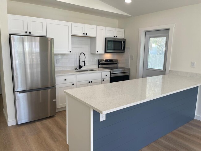 2512 Avenue C in Bradenton Beach, FL - Foto de edificio - Building Photo