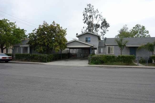 176-186 W Flint St in Ventura, CA - Foto de edificio - Building Photo