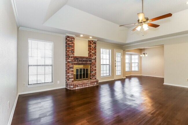 819 Crystal Creek Ln in Arlington, TX - Building Photo - Building Photo