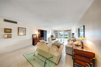 800 Cypress Grove Dr in Pompano Beach, FL - Building Photo - Building Photo