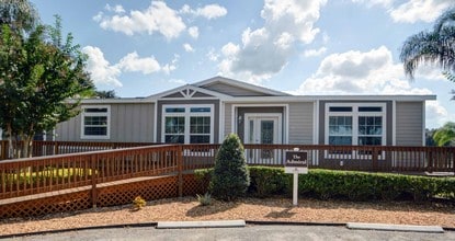Water Oak Country Club Estates in Lady Lake, FL - Foto de edificio - Building Photo