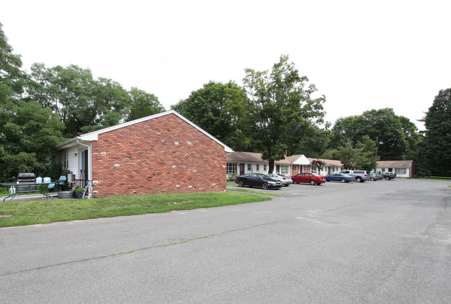 Holly House Apartments in Woodbury, CT - Building Photo - Building Photo