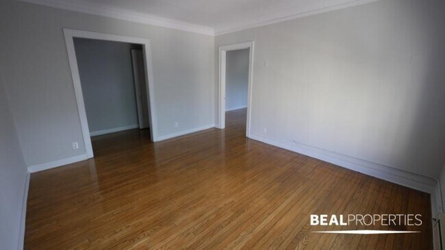 1121 W Oakdale Ave in Chicago, IL - Building Photo - Building Photo