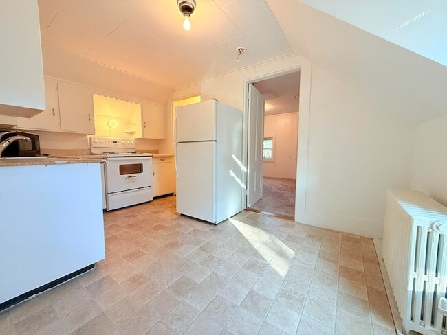 10 Spruce Ave, Unit 2 in Claremont, NH - Building Photo - Building Photo