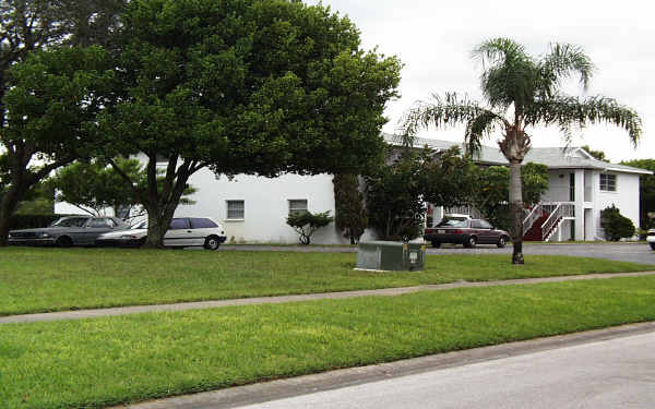 1405 Leo Ln E in Clearwater, FL - Building Photo - Building Photo