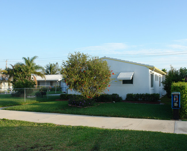 817 NE 10th St in Hallandale Beach, FL - Foto de edificio - Building Photo