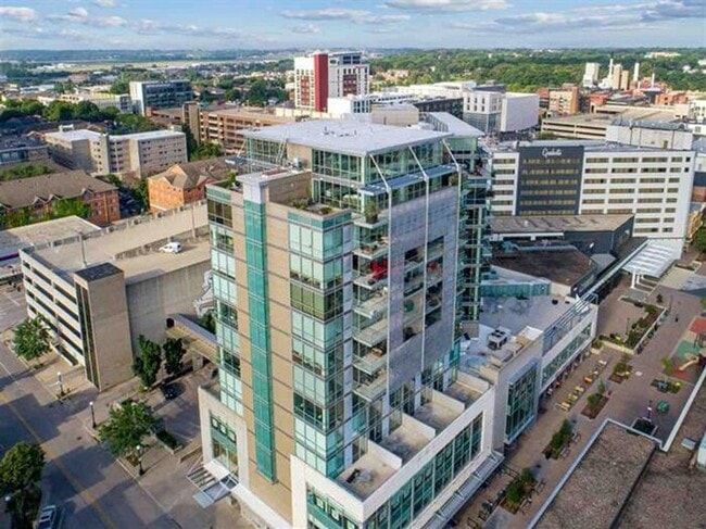 221 E College St in Iowa City, IA - Building Photo - Building Photo