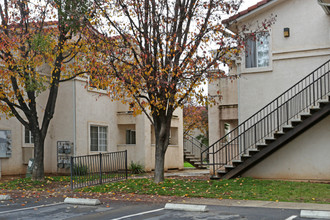 Creekside Apartments in Madera, CA - Foto de edificio - Building Photo