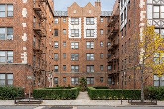 Chatwick Gardens in Forest Hills, NY - Building Photo - Building Photo