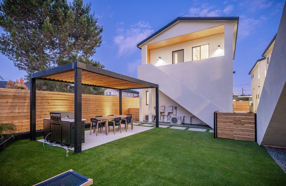 4678 Firestone St in San Diego, CA - Building Photo