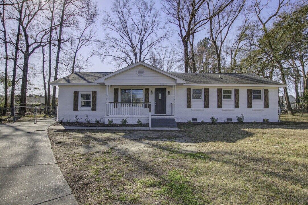 605 Michigan Ct in Ladson, SC - Foto de edificio