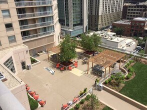 16 W Grand Ave in Chicago, IL - Building Photo - Building Photo
