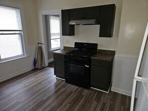 107 Thompson St, Unit 2nd floor in New Haven, CT - Foto de edificio - Building Photo