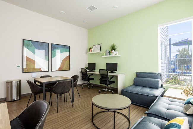 Lakeland Apartments in Santa Fe Springs, CA - Foto de edificio - Building Photo