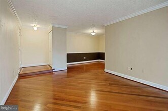 10210 Bushman Dr-Unit -304 in Oakton, VA - Building Photo - Building Photo