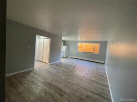 1590 Clinton St in Aurora, CO - Building Photo