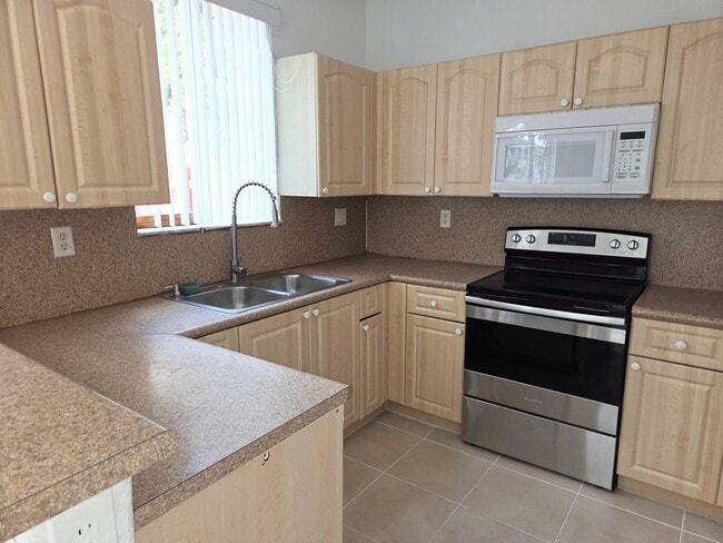 2876 SE 15th Rd in Homestead, FL - Building Photo - Building Photo