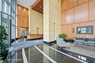 345 N LaSalle St in Chicago, IL - Building Photo - Building Photo